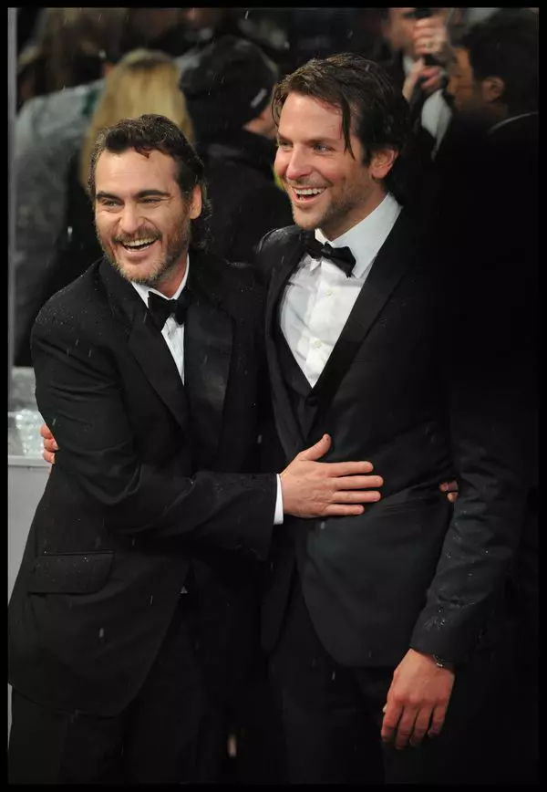 Bradley Cooper si Joaquin Phoenix 