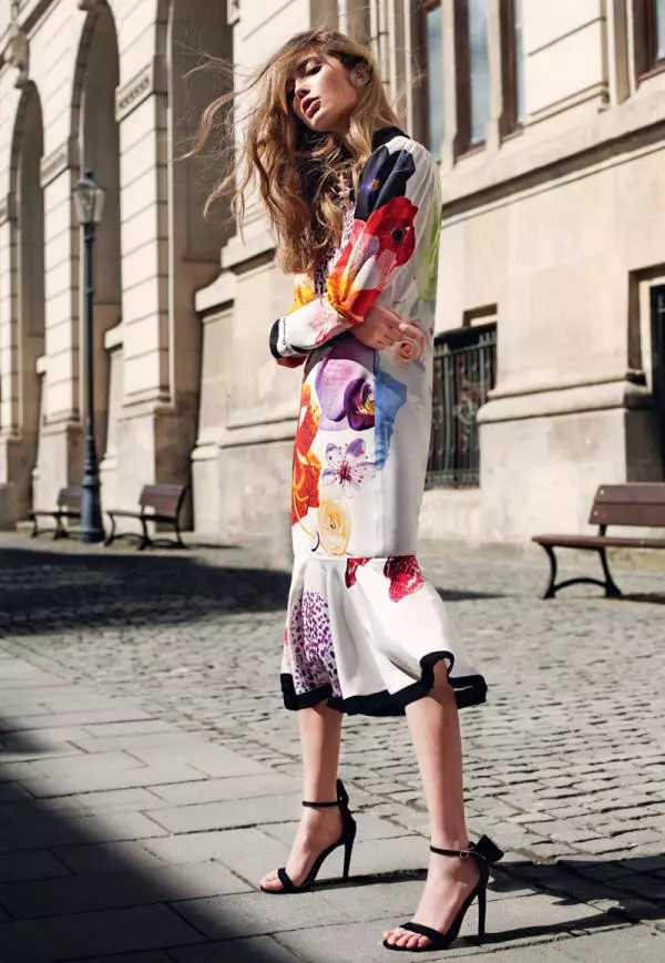 Rochie Ingrid Vlasov, 1.331 lei; colier Max Mara Weekend, 669 lei.