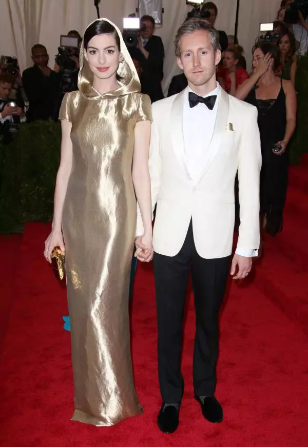 Anne Hathaway si Adam