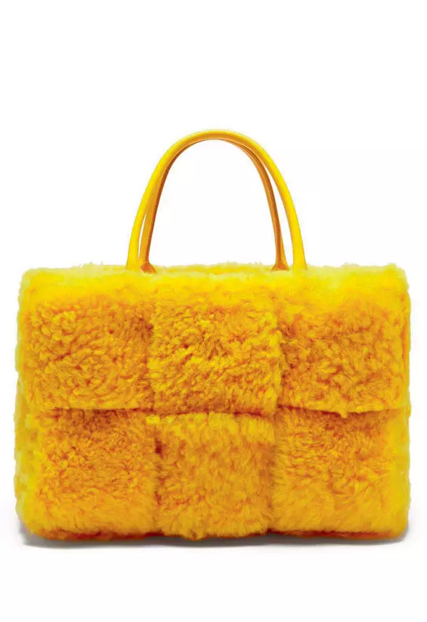 Geantă din piele și blană de oaie, Bottega Veneta, 10.395 lei, magazinul Mengotti
