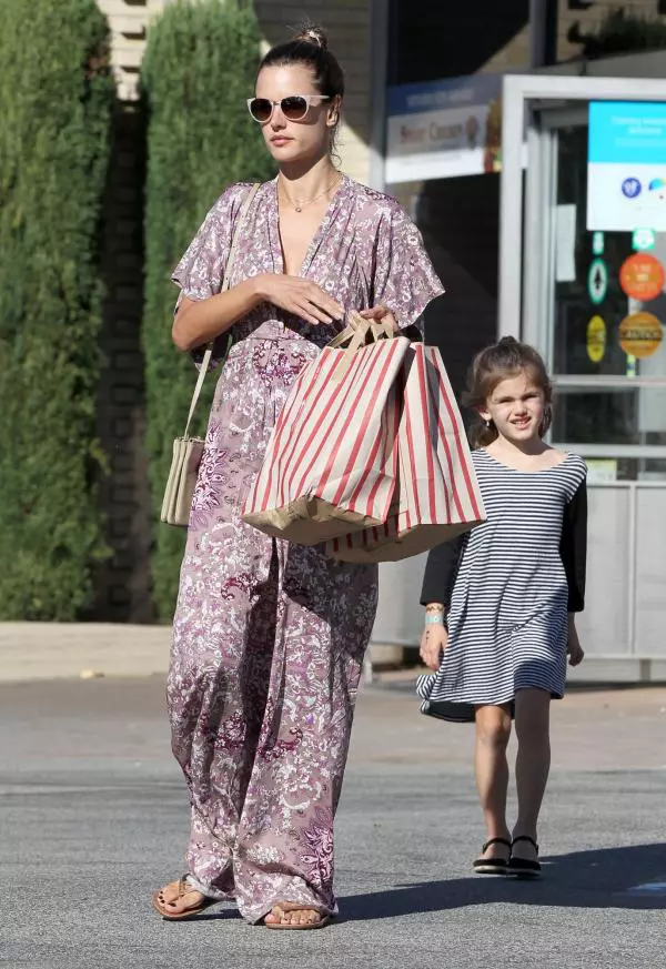 Alessandra Ambrosio la shopping cu fetita ei