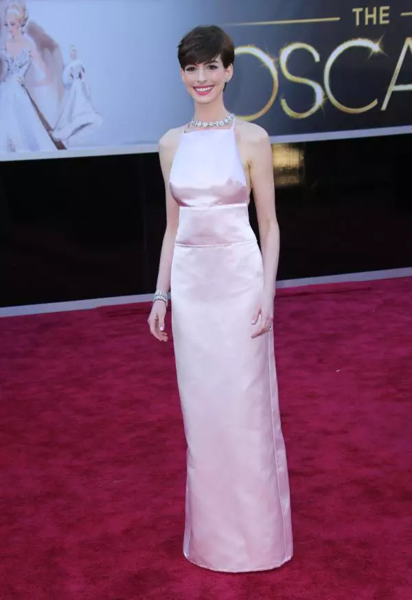 Anne Hathaway – Rochie Prada, 2013