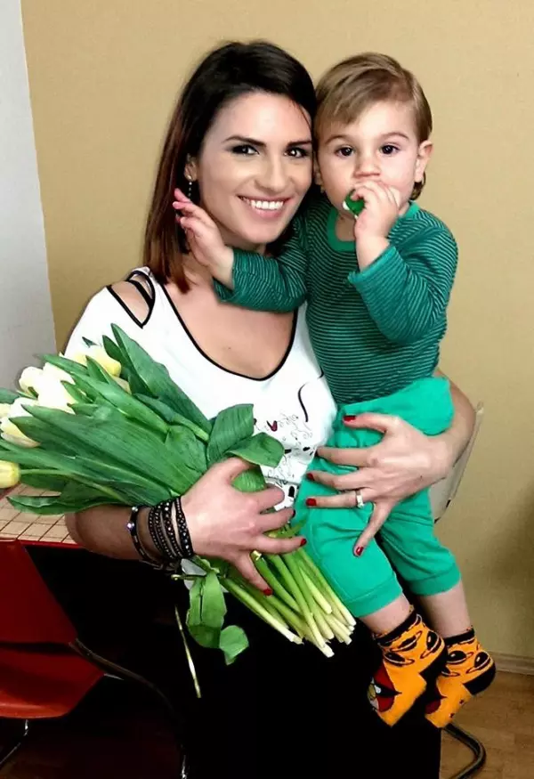 Ellie White, alaturi de baietelul ei