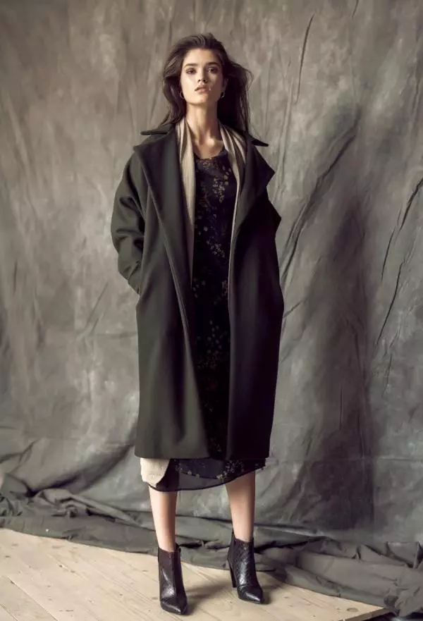 Rochie Zara, 299,90 lei; jachetă Stefanel, 920 lei; palton AFMF, 850 lei; botine H&M, 159 lei.