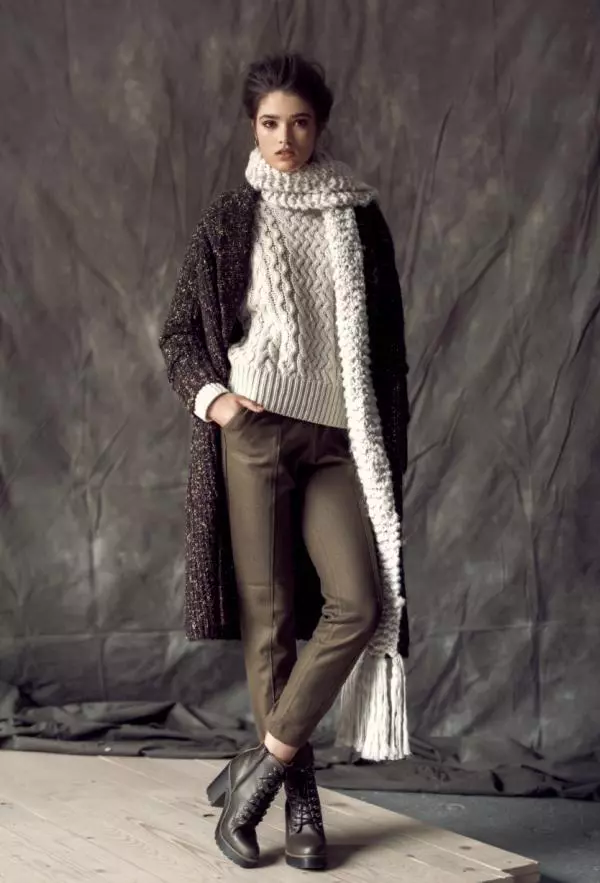 Pulover H&M, 159 lei; jachetă Zara, 299 lei; pantaloni Stefanel, 640 lei; ghete Aldo, 529 lei; fular Accessorize, 154,50 lei.