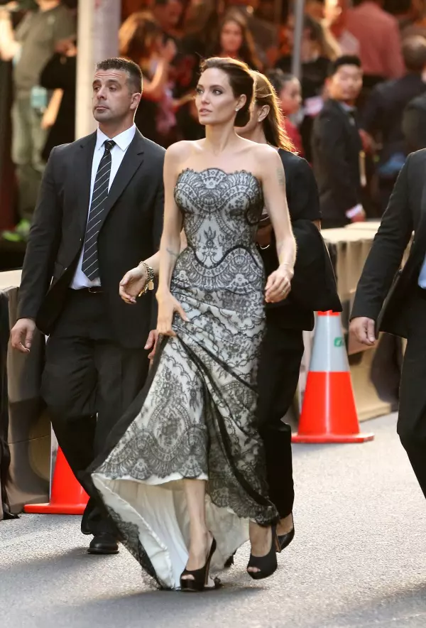 Angelina Jolie – Rochie Gucci la premiera “Unbrocken” de la Sydney 