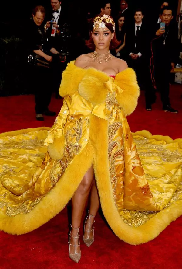 Rihanna – Rochie Guo Pei Couture
