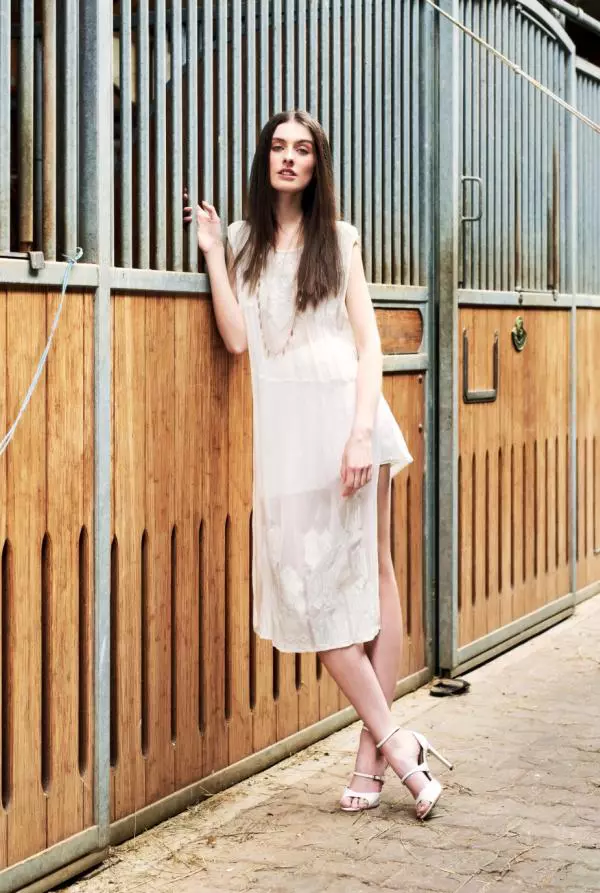 Rochie, 299,90 lei; pantaloni 119,90 lei, ambele Zara; colier Accessorize, 41 lei; sandale Il Passo, 499 lei.