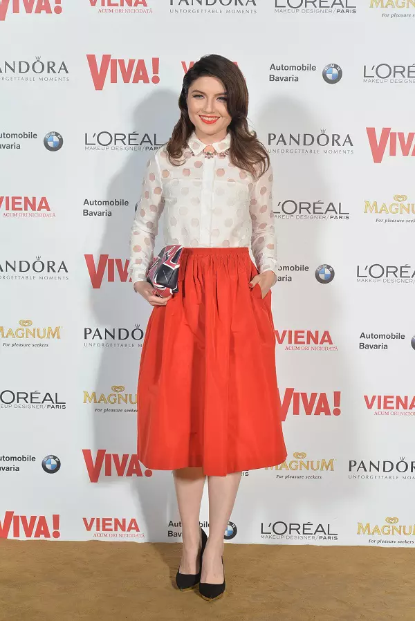 Alexandra Ungureanu - Tinuta Burberry