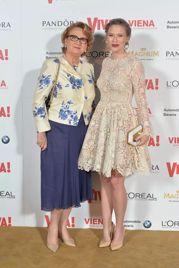 Georgiana si Irina Pogonaru (rochie Maria Lucia Hohan, pantofi Gianvitto Rossi)