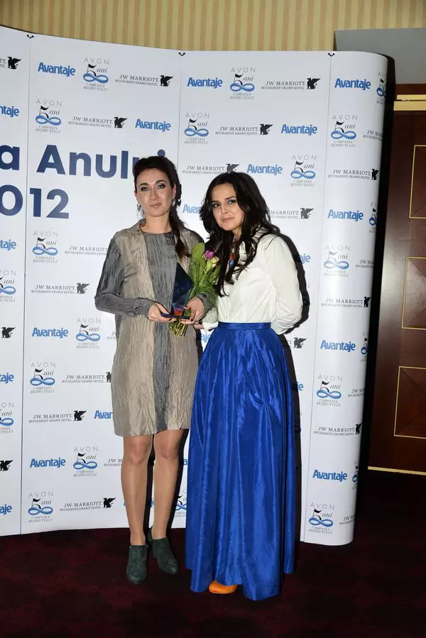 Oana Baluta si Denisa Mihai (Avon)