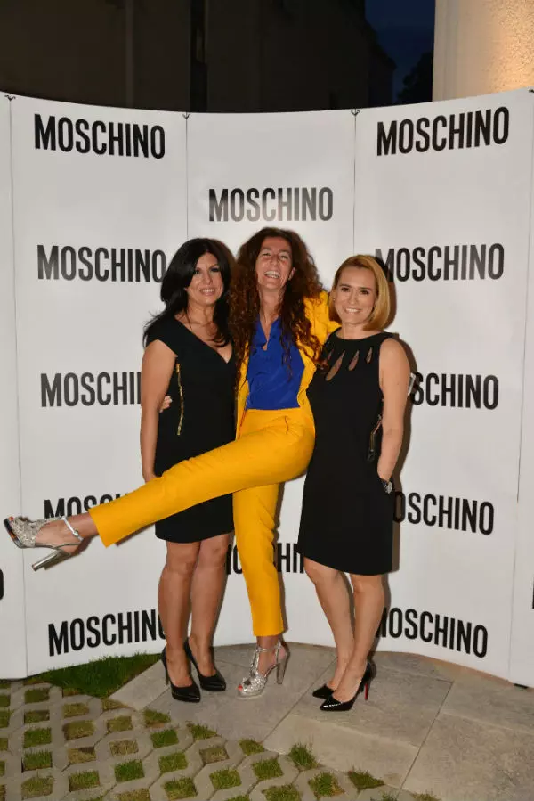 Carmen Seitan (tinuta Moschino), Valeria Garbarino (director comercial Moschino) si Andreea Esca (tinuta Moschino)