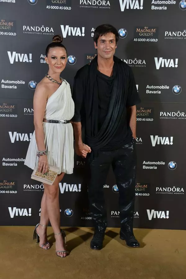 Adela Popescu  (rochie PNK Casual, plic Isabel Lombardi, sandale Alexander Wang, bijuterii Pandora) si Radu Valcan