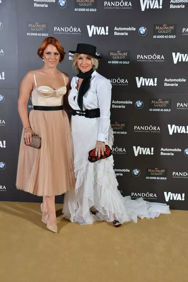 Camelia Sucu (tinuta Ralph Laurent) si Ioana Sucu (tinuta Christian Dior)