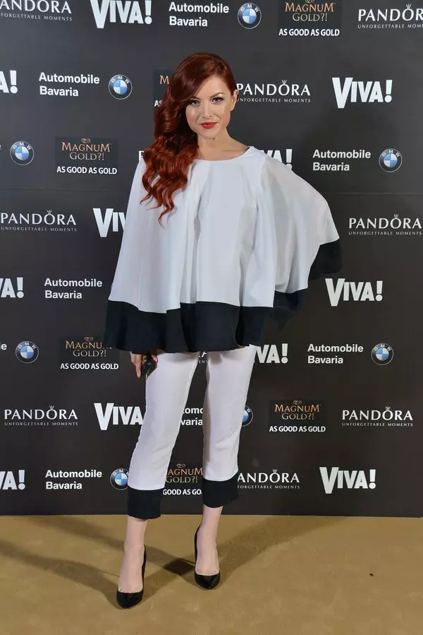 Elena Gheorghe (tinuta Pas du Tout, pantofi Valentino)