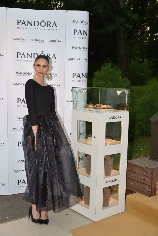 Hostese (tinuta Stephan Pelger, make up Mirela Vescan, hair style Laurent Tourette)