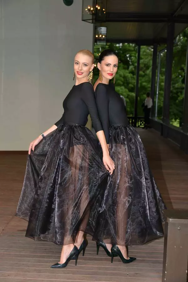 Hostese (tinute Stephan Pelger, make up Mirela Vescan, hair style Laurent Tourette)