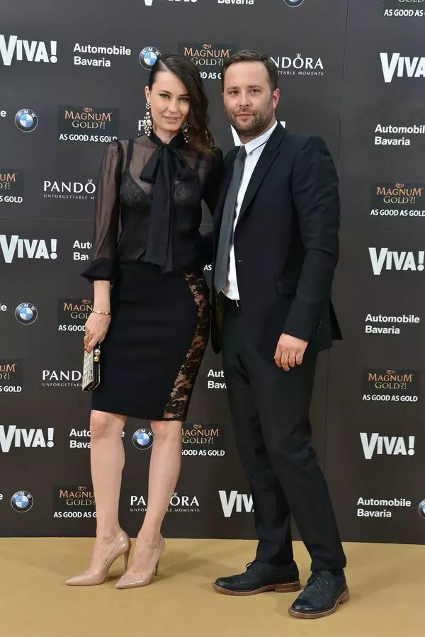 Roxana Voloseniuc (Cămaşă Dolce & Gabbana, fustă Givenchy , pantofi Prada, cercei si clutch vintage) si Alexandru Popescu