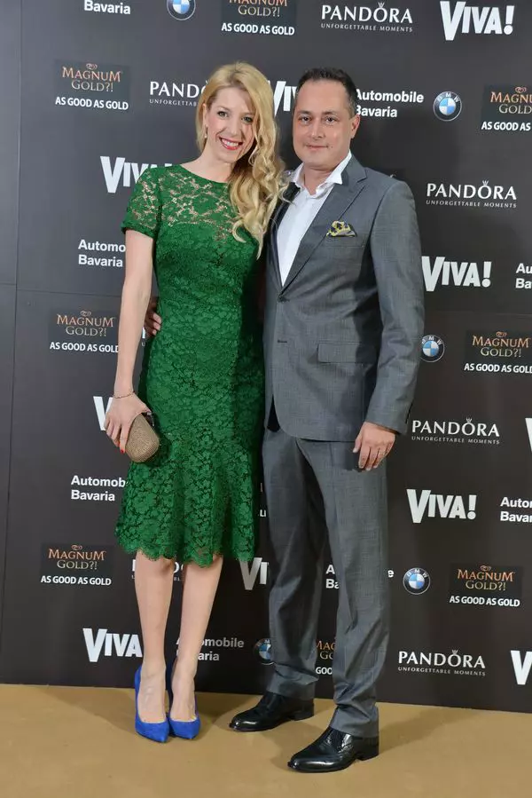 Sonia Argint Ionescu (rochie Burberry, bijuterii A.David Gallery, clutch Nissa) si sotul sau, Horatiu