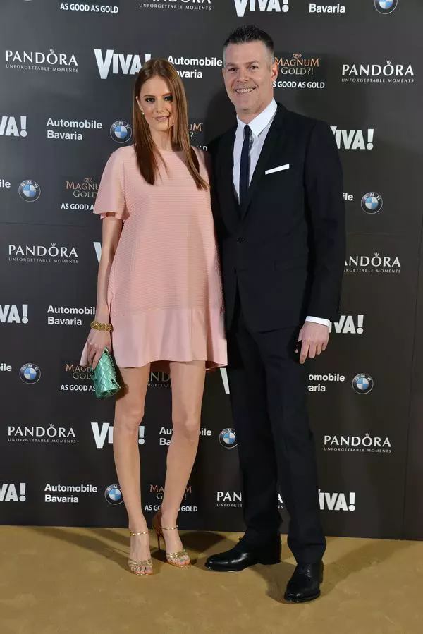 Veronica Pascu (rochie Balenciaga, geanta Chanel, sandale Louboutin) si Adrian Dura