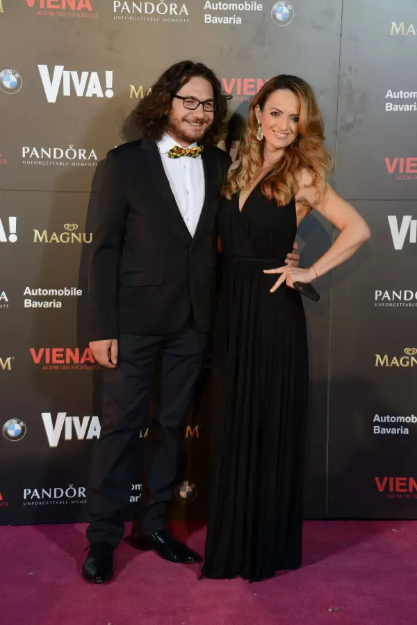 Florin Dumitrescu (tinuta COS, papion Boobow) si Cristina Sima (rochie Halston Heritage)