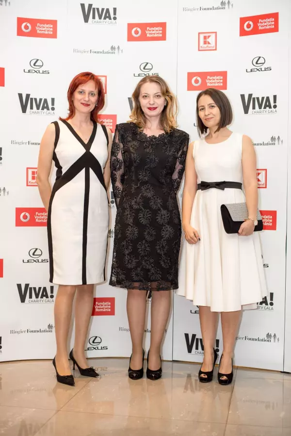 Angela Galeta (Fundatia Vodafone), Florina Tanase (Vodafone) si Adela Bradu (Ringier)1