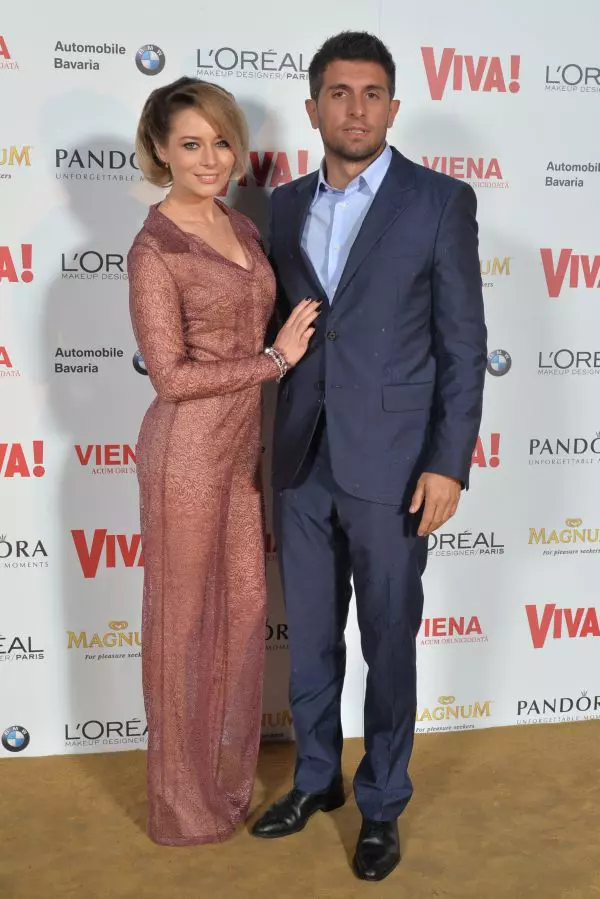 Laura Cosoi (Tinuta Stephan Pelger, bijuterii Pandora, pantofi Prada) si Cosmin Curticapean