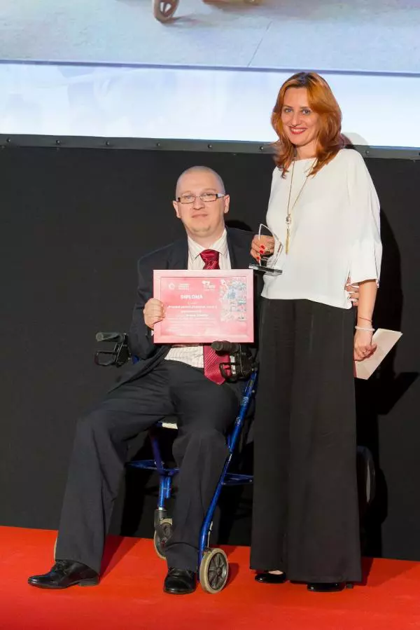 Premiul pentru Pionierat, Curaj si Perseverenta: Dragos Zaharia, Presedinte, Asociatia Speromax,  Angela Galeta, Director Fundaţia Vodafone România.