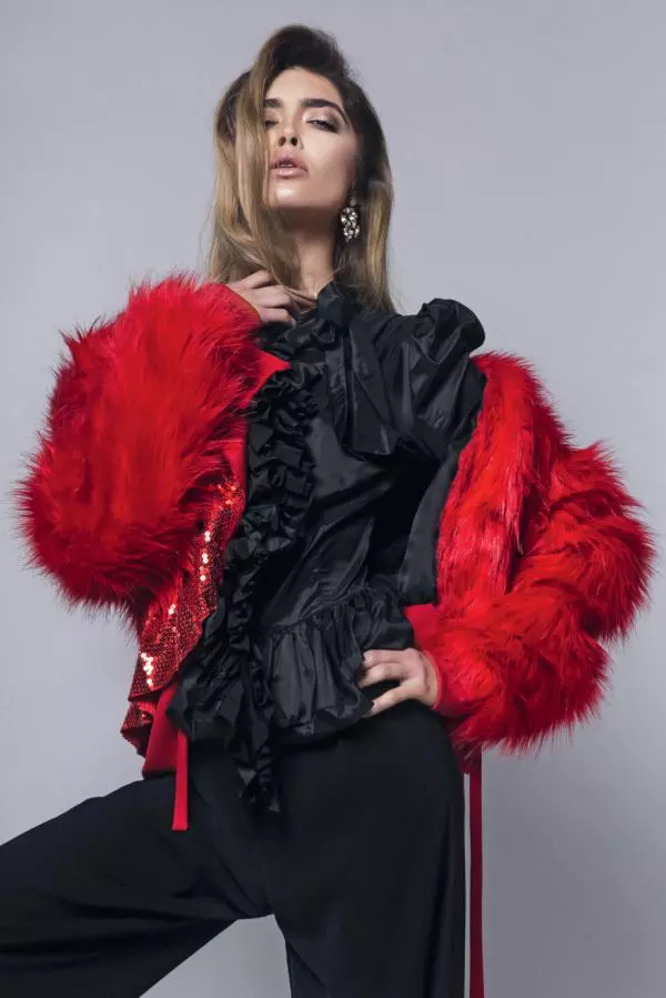 Cămașă Andra Andreescu, 790 lei; jachetă ATU Body Couture, 820 lei; pantaloni H&M, 99 lei.