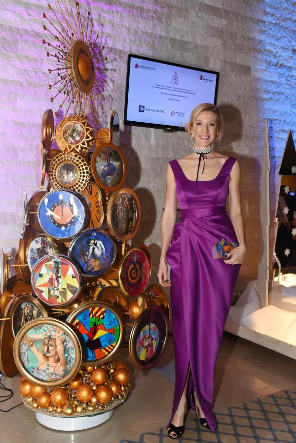 sonia-argint-ionescu-langa-bradul-creat-de-doina-levintza