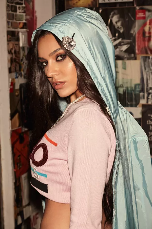 PULOVER KENZO ȘI JACHETĂ PRADA, AMBELE DISPONIBILE PRIN MAGAZINUL MENGOTTI, BROȘĂ ȘI COLIER TRIA ALFA