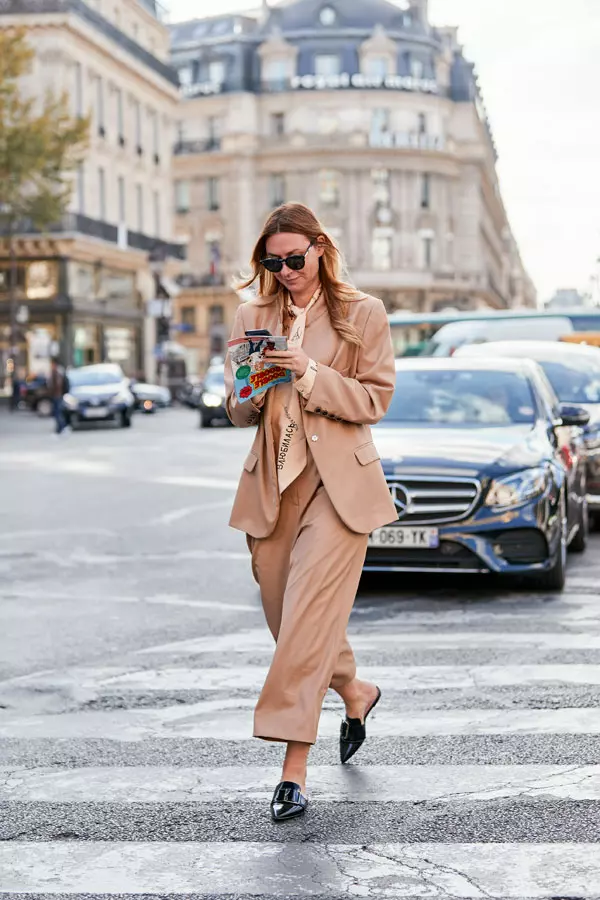 Poartă bej din cap în picioare