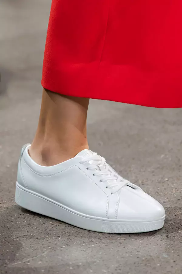 Pantofii sport albi