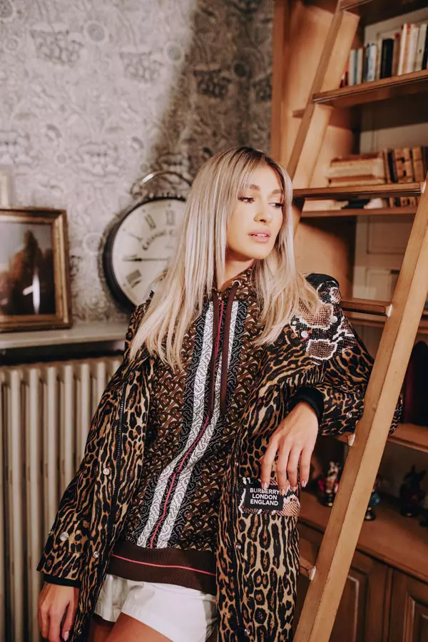 Alina poartă hanorac Burberry și boxeri Miu Miu.