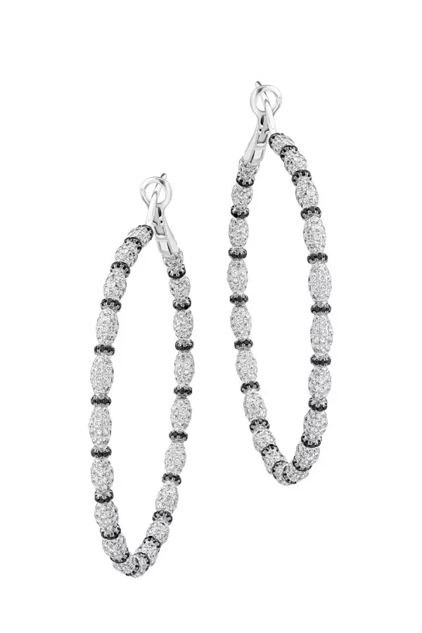 Cercei din aur alb de 18K cu diamante transparente 5.600 ct, și diamante negre 1.340 ct, Teilor Fine Jewellery, 15.600 euro