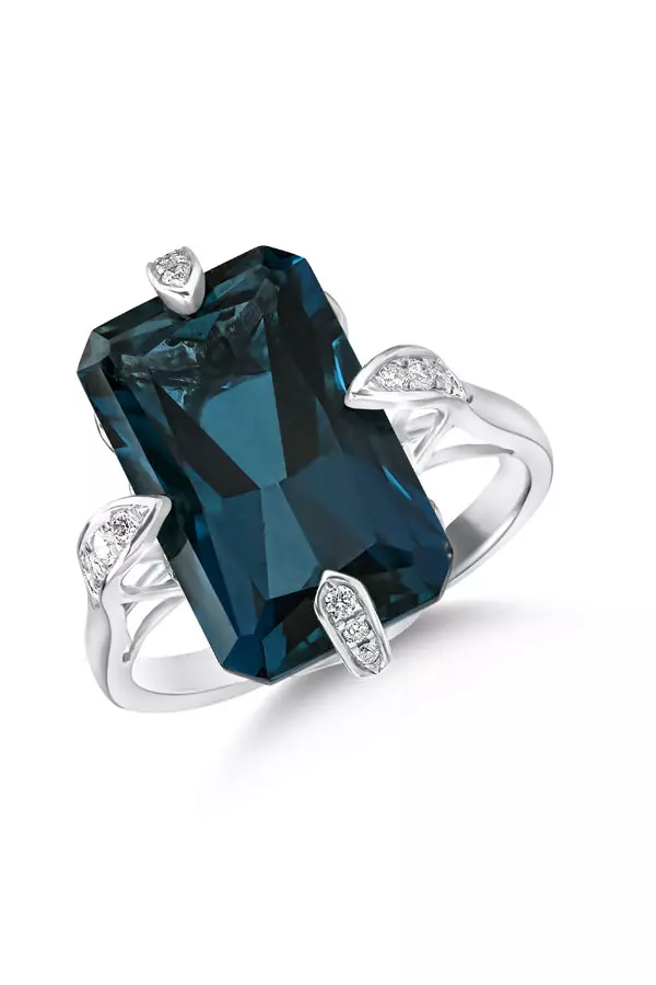 Inel din aur alb de 14K cu un London Blue Topaz 11.010 ct și 14 diamante transparente , 1.175 Euro, Teilor Fine Jewellery