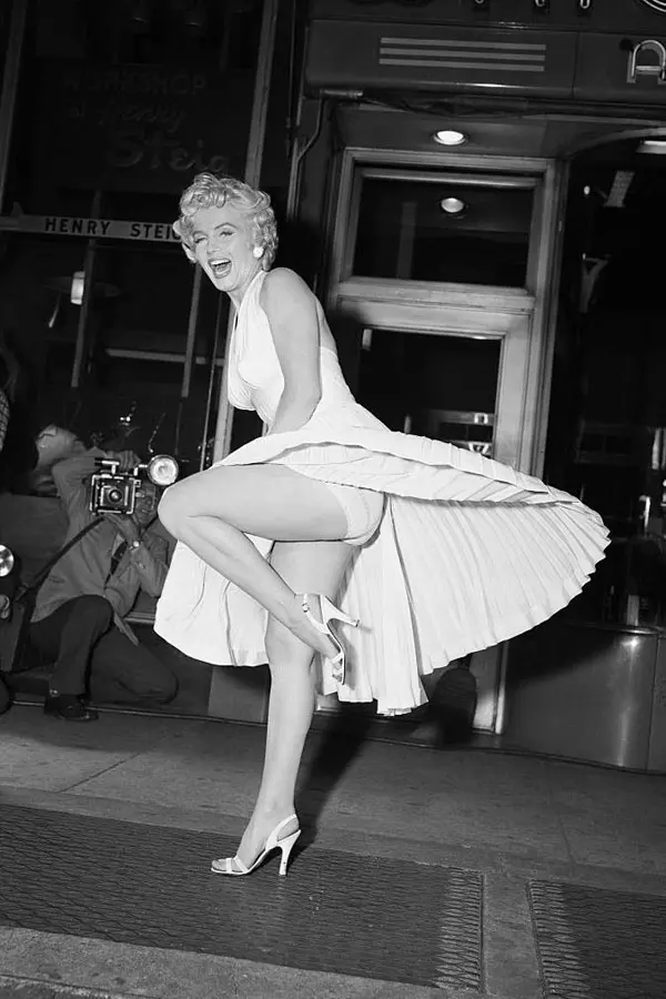 1. Rochia purtată de Marilyn Monroe în filmul The Seven Year Itch - 5.6 milioane de dolari