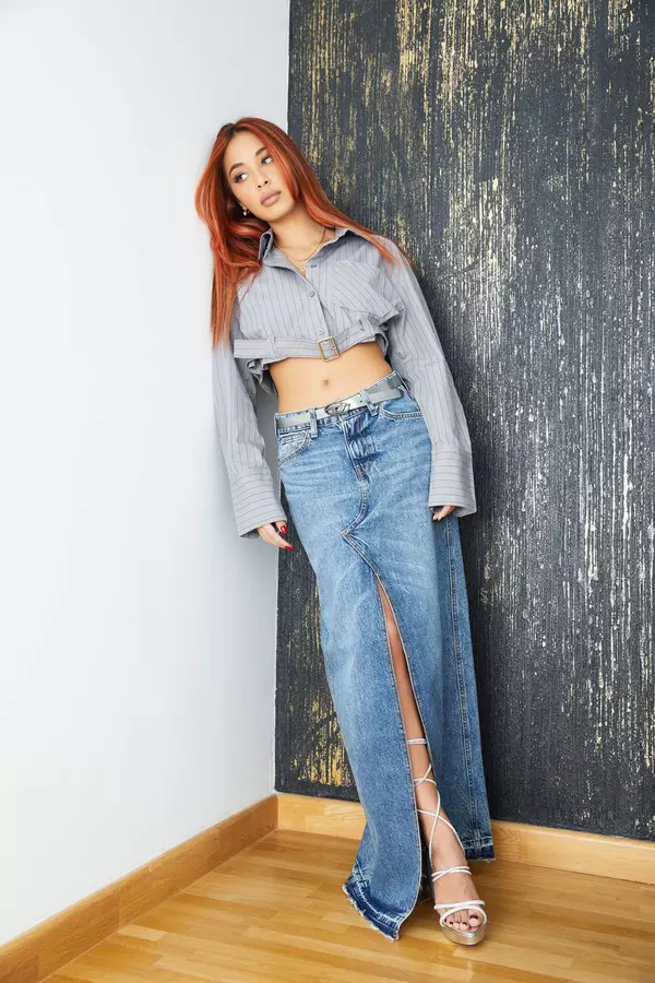 Cesima poartă cămașă crop Zara, fustă din denim Asos și sandale cu șnur Aldo.