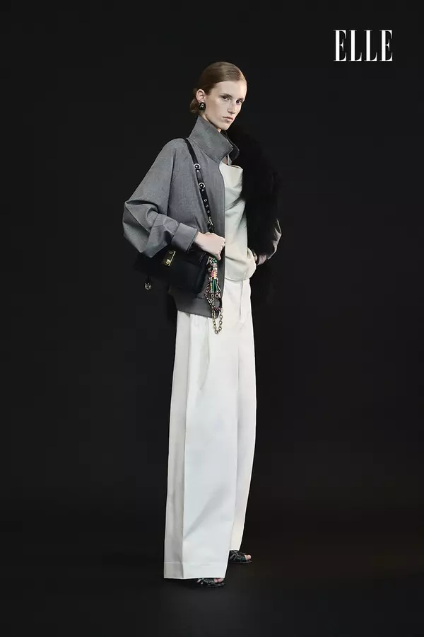 Jachetă și geantă Prada, ambele magazinul Mengotti; blană Ann Demeulemeester, magazinul Entrance; top și pantaloni COS; cercei magazinul Vintage Lady; pantofi Anna Field, www.zalando.ro.