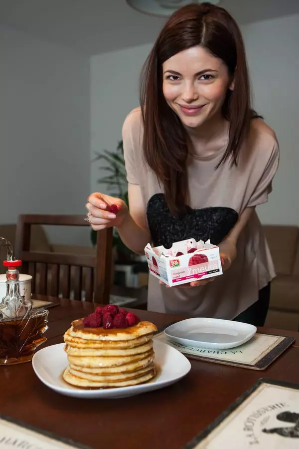 Anca orneaza clatitele cu zmeura