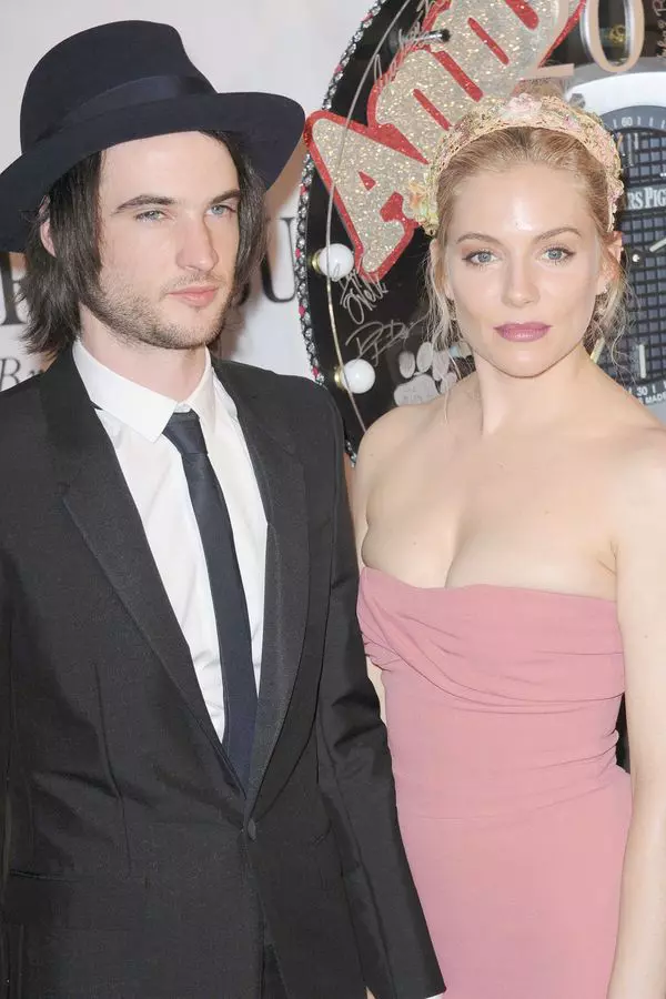 Tom Sturridge si Sienna Miller