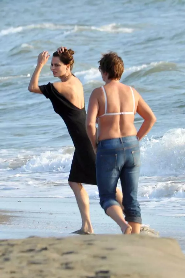 Catrinel Menghia la plaja