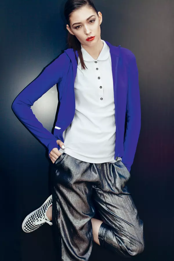 Tricou polo Burberry, magazinul Sport Couture, 619 lei; jacheta sport Oysho, 169 lei; pantaloni Alina Botea, molecule-f.com, pre] la cerere, pantofi sport New Look, 74,90 lei.