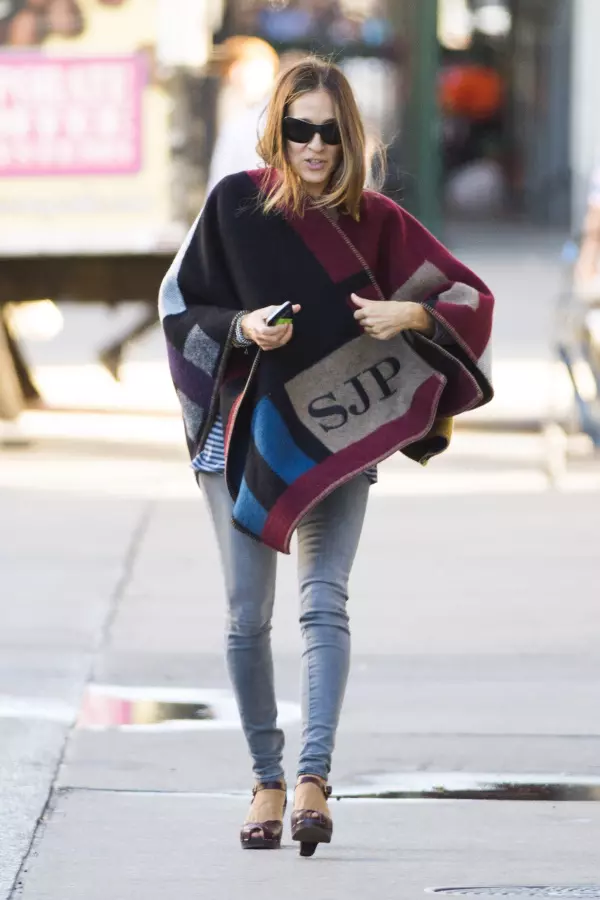 Sarah Jessica Parker – Poncho Burberry la New York 