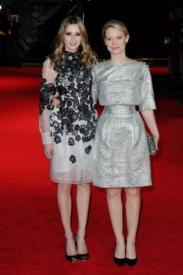 Laura Carmichael (rochie Erdem) şi Mia Wasikowska (rochie Chanel Couture)