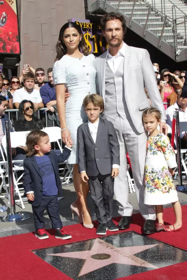 Matthew McConaughey şi familia – Ţinute Dolce&Gabbana la ceremonia de acordare a unei stele pe Walk of Fame 