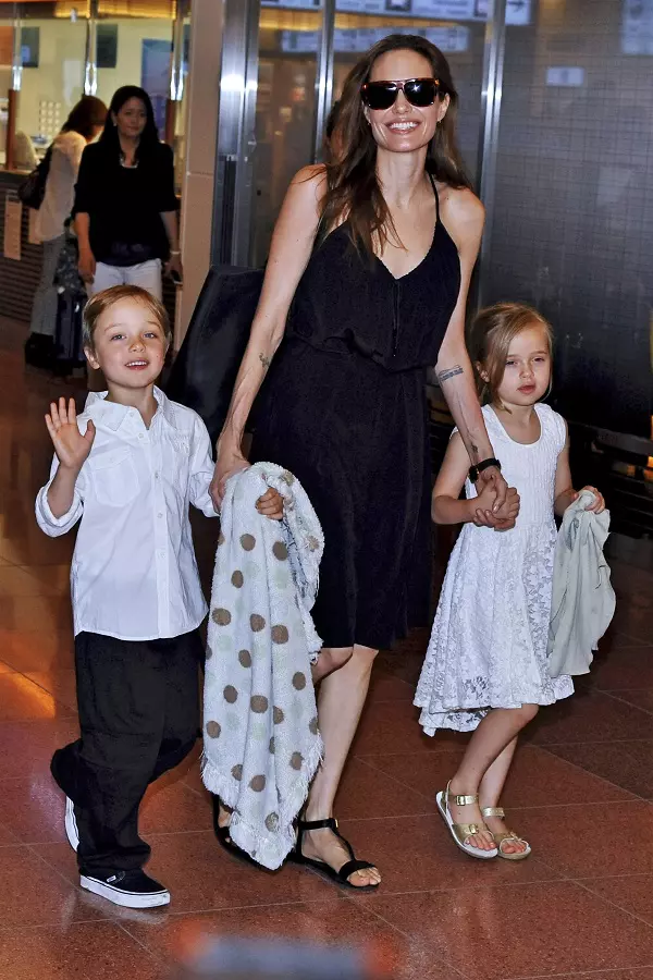 Angelina Jolie cu Vivienne si Knox 