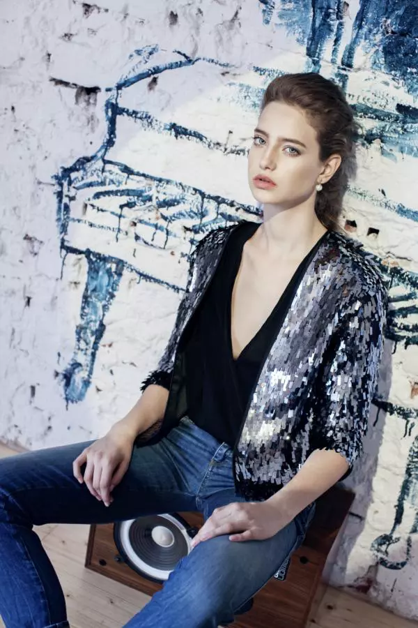 Body purtat ca top Irina Marinescu, 550 lei; jeans Emporio Armani, 1.040 lei; jachea H&M, 199 lei. 