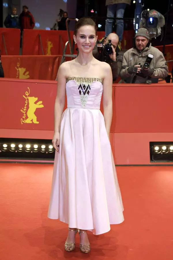 Natalie Portman - Rochie Dior, sandale Charlotte Olympia