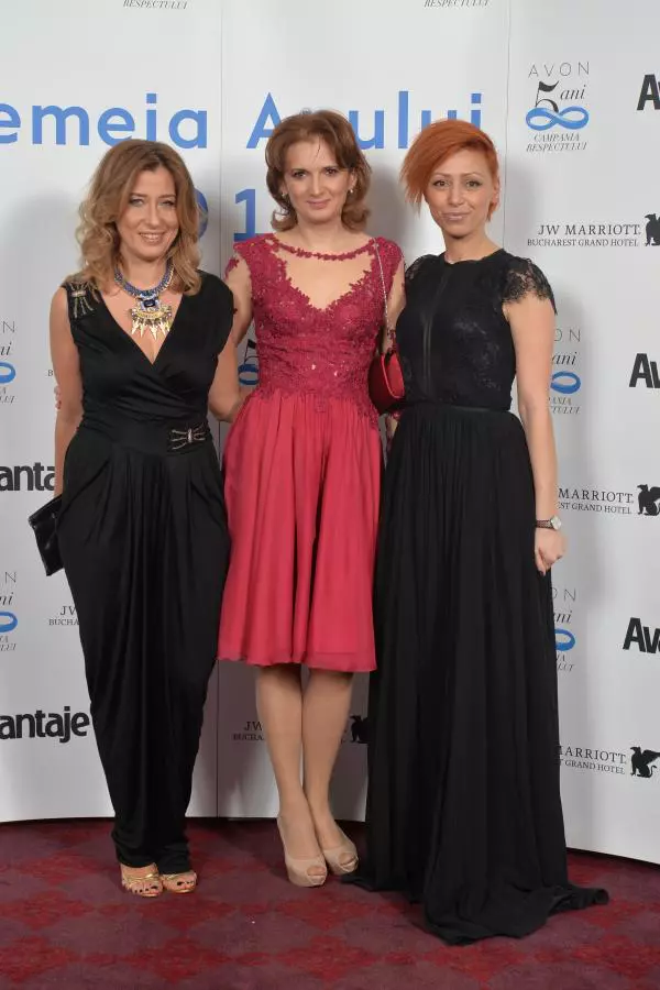 Raluca Kisescu (Avon), Daniela Palade Teodorescu (Avantaje)si Carmen Dinca (Avon)